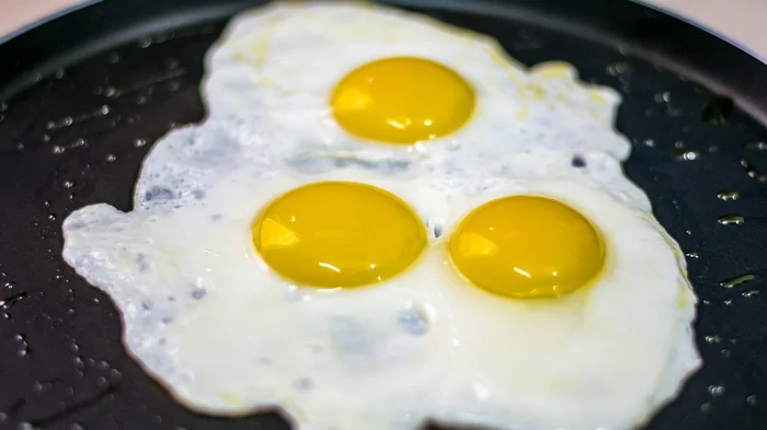 Какая температура сковороды подходит для жарки яиц: холодная, теплая или горячая Какая температура сковороды подходит для жарки яиц: холодная, теплая или горячая