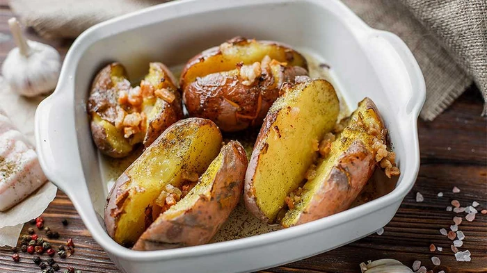 Запеченный картофель станет более хрустящим, если перед готовкой добавить один ингредиент Запеченный картофель станет более хрустящим, если перед готовкой добавить один ингредиент