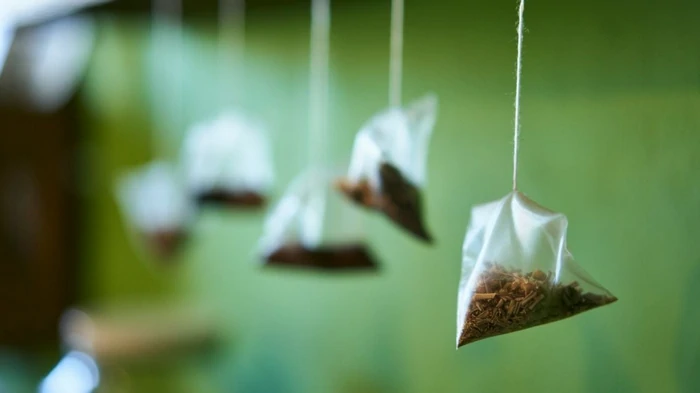 Зачем вешать чайные пакетики на дверцах кухни: эффект вас точно поразит Зачем вешать чайные пакетики на дверцах кухни: эффект вас точно поразит