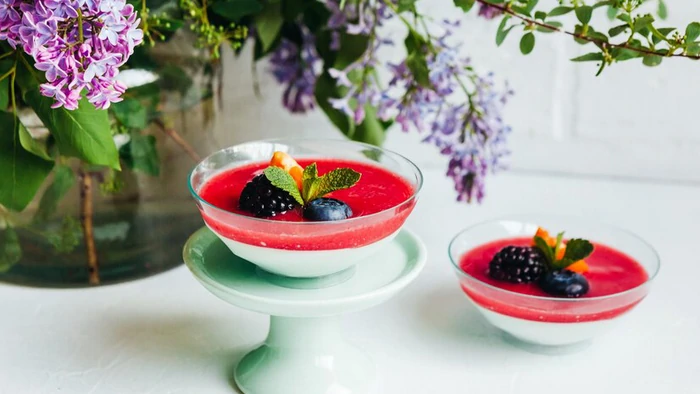 Легкий летний десерт с ягодами