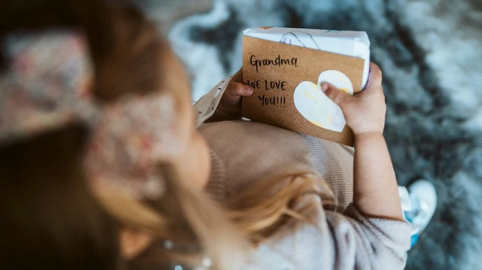 Какой лучший подарок для бабушки на день рождения: идеи внукам, которые растопят ее сердце