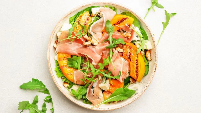 Сочный салат с персиками: идеальный выбор для жаркого дня Сочный салат с персиками: идеальный выбор для жаркого дня