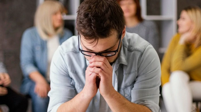 7 вещей, которые ни в коем случае нельзя делать в присутствии других людей