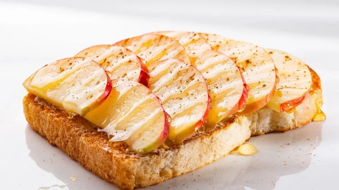 Тосты с карамеллизированными яблоками и сливочным сыром: рецепт здорового завтрака Тосты с карамеллизированными яблоками и сливочным сыром: рецепт здорового завтрака