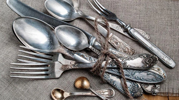 Ложки и вилки будут блестеть: это копеечное средство убирает налет и ржавчину