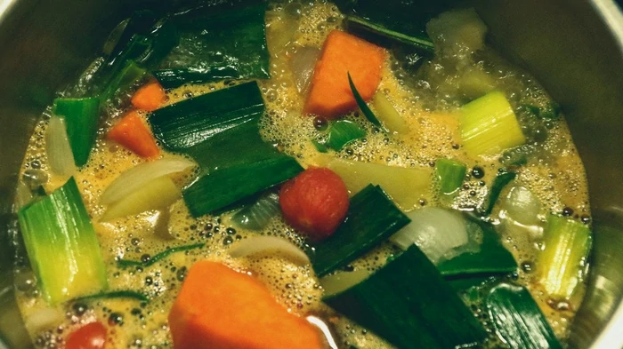 Когда лучше солить суп: в начале или в конце приготовления, и почему это важно Когда лучше солить суп: в начале или в конце приготовления, и почему это важно