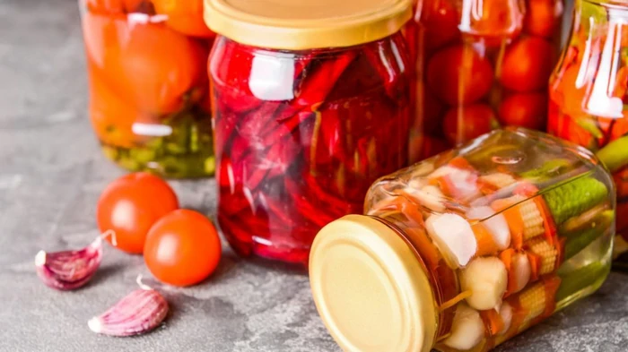 Почему нельзя переворачивать банки с крышками-закрутками, но все совершают эту роковую ошибку Почему нельзя переворачивать банки с крышками-закрутками, но все совершают эту роковую ошибку