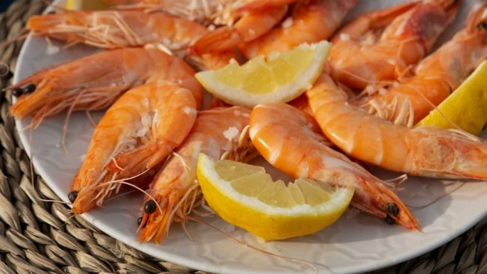 Легкие лайфхаки, которые помогут быстро почистить креветки