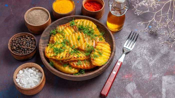 Как жарить картошку, чтобы не прилипала к сковородке, была хрустящей и золотистой: секрет поваров Как жарить картошку, чтобы не прилипала к сковородке, была хрустящей и золотистой: секрет поваров