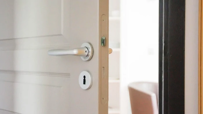 Почему дверь скрипит перед приходом гостей: старинные приметы