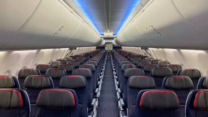 Чего не стоит делать в самолете: 8 грубых ошибок пассажиров Чего не стоит делать в самолете: 8 грубых ошибок пассажиров