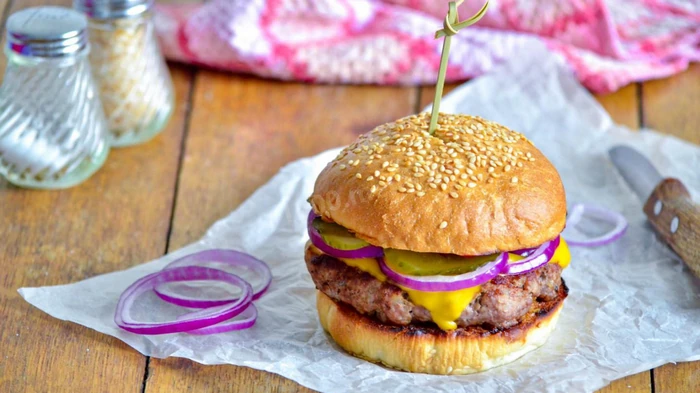 Как приготовить сочный бургер с безглютеновой булочкой: оригинальный рецепт Как приготовить сочный бургер с безглютеновой булочкой: оригинальный рецепт