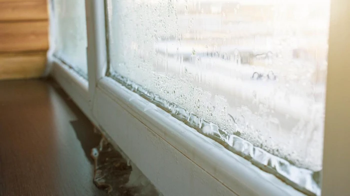 Если замерзли окна в доме: как убрать лед и сохранить тепло