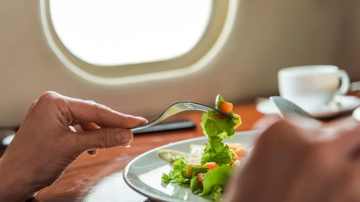 Почему лучше брать в самолет свою еду: бортпроводница назвала основную причину