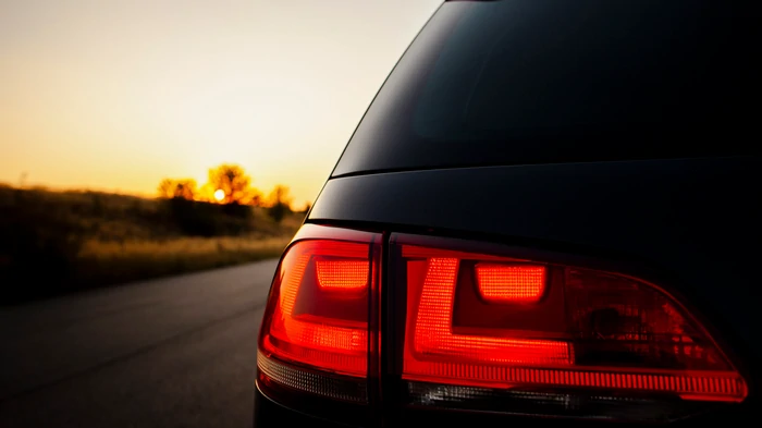 У американских машин красные поворотники, а не оранжевые: для чего так сделали