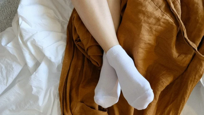 Что означает привычка спать в носках: считается ли это расстройством — объяснение психологов