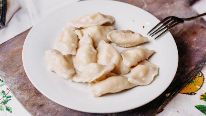 Идеальное тесто на вареники: легкое в работе и не разваривается