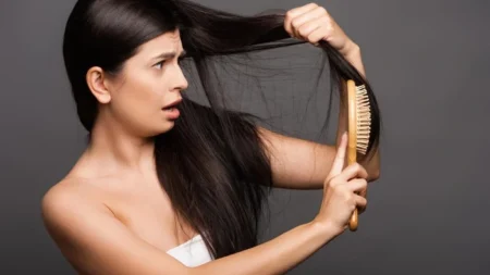 Как стимулировать рост волос: парикмахеры назвали эфирное масло №1