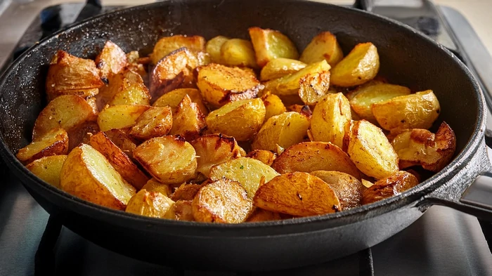 Как пожарить картофель без масла и еще и с хрустящей корочкой