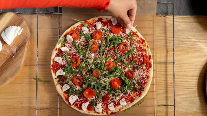 Без замеса и долгого ожидания: пицца на литом тесте, которая всегда получается