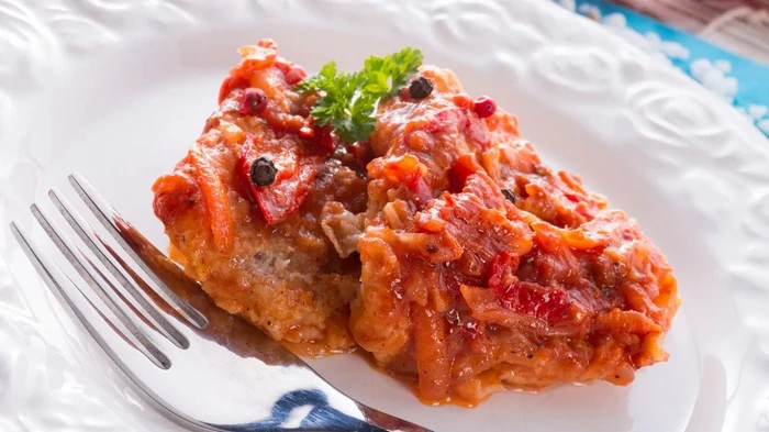 Хек, тушенный в томатном соусе с морковью и луком Хек, тушенный в томатном соусе с морковью и луком