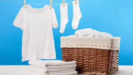 Теплая, горячая или холодная: в какой воде лучше всего стирать белые вещи