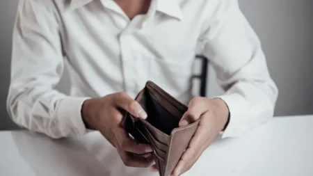 Не говорите эти слова, потому что всегда будут проблемы с деньгами: какая фраза притягивает бедность