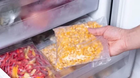 Какие продукты ни в коем случае нельзя хранить в морозилке, но их туда постоянно кладут Какие продукты ни в коем случае нельзя хранить в морозилке, но их туда постоянно кладут