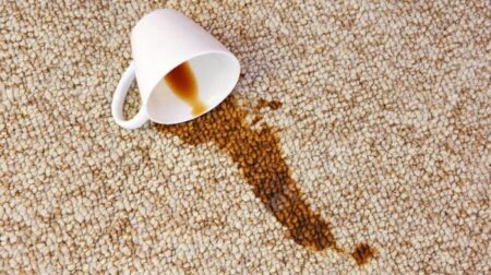 Какие пятна на ковролине считаются сложными и почему это важно знать владельцу дома