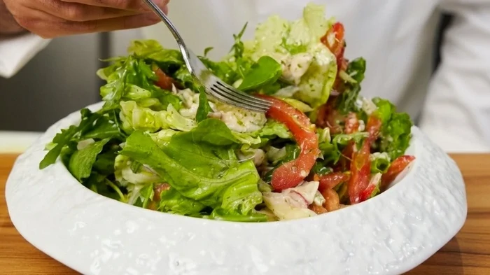 Салат с зеленью и форелью: рецепт полезного блюда от шефа
