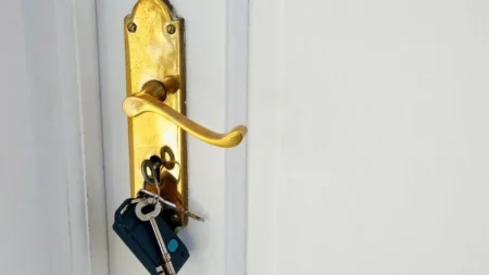 Как вытащить сломанный ключ из замка: эффективные и проверенные методы