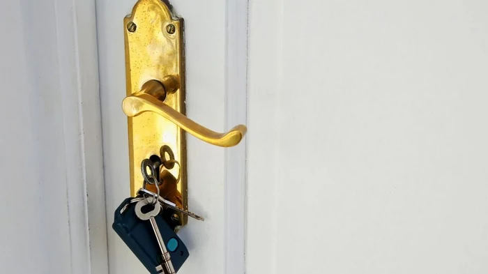 Как вытащить сломанный ключ из замка: эффективные и проверенные методы