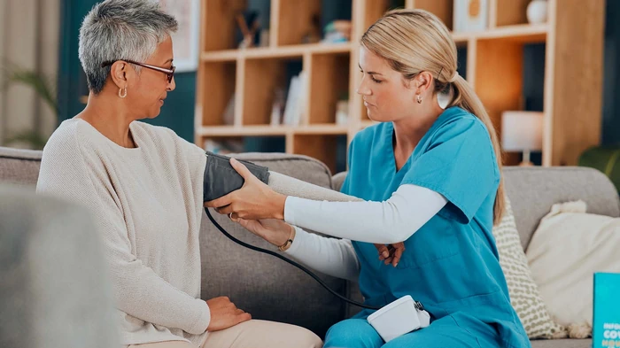 Заболели, а идти в поликлинику нет сил? Как работает вызов врача на дом и почему это удобно?