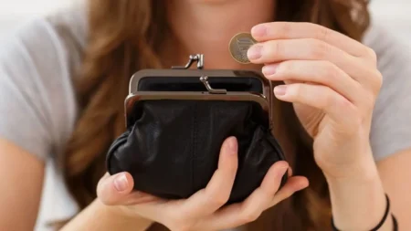 Куда положить кошелек на ночь, чтобы всегда водились деньги: советы, проверенные временем