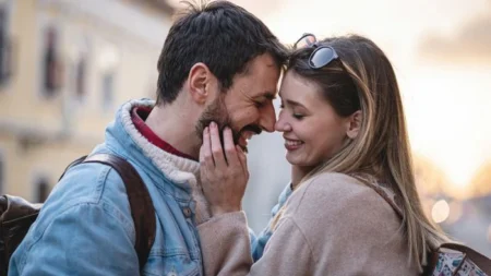 11 скрытых намеков, что мужчина испытывает к вам глубокие чувства