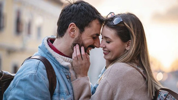 11 скрытых намеков, что мужчина испытывает к вам глубокие чувства