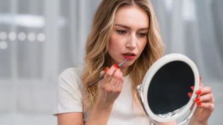 Испортите даже дорогой макияж: визажист назвала ошибку, которую делают все