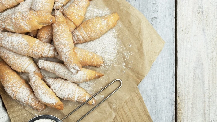 Рогалики на молоке и дрожжах: рецепт воздушной выпечки