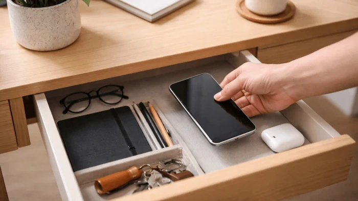 Эксперты объяснили, почему нельзя просто оставить старый смартфон в ящике