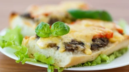 Горячие бутерброды с беконом, грибами и сыром: рецепт закуски