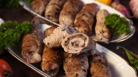 Мясные рулетики с грибами: блюдо, которое можно подать к любому гарниру